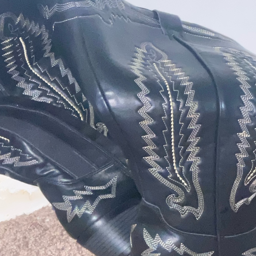 Reposhed PreLoved torrid Black Western Boots with Cream Stitching wide calf - Picture 2 of 2
